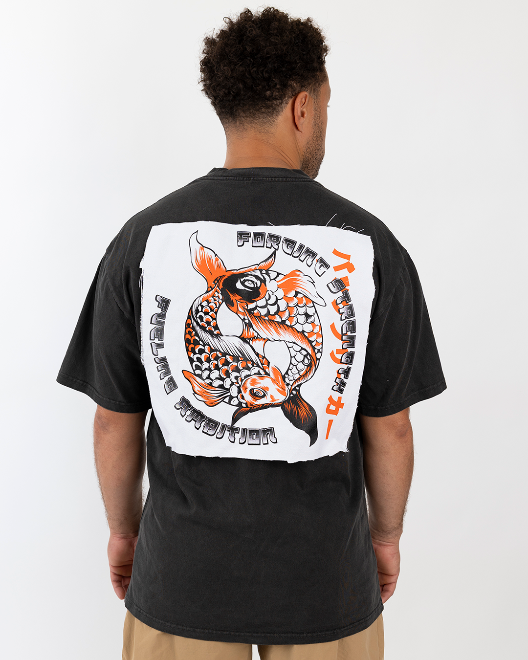 Koi Vis. Forged strength, Fueling ambition - Houtskool zwart t shirt voor unisex - CrossFit en workout kleding