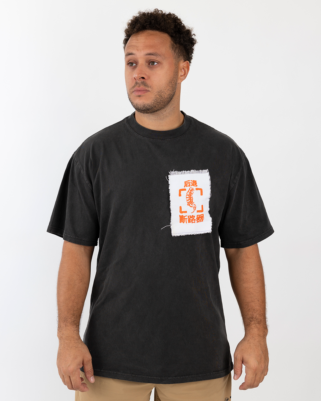 Koi Vis. Forged strength, Fueling ambition -  Houtskool zwart